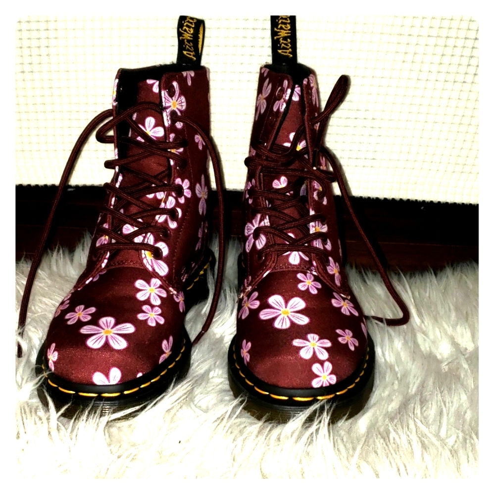 💥1 DAY SALE girls floral print Dr. Martens